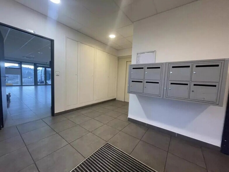 Office in Saint-Raphaël for lease - Lobby - Image 3 of 8