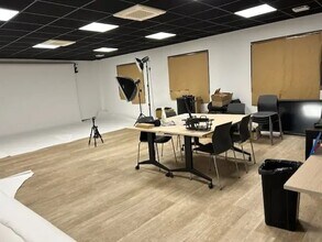 Flex in Miramas for lease Building Photo- Image 2 of 4