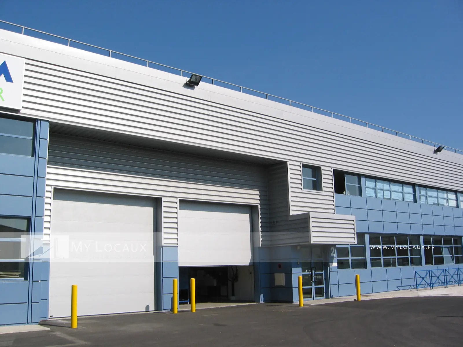 Flex in La Courneuve for lease Building Photo- Image 1 of 6