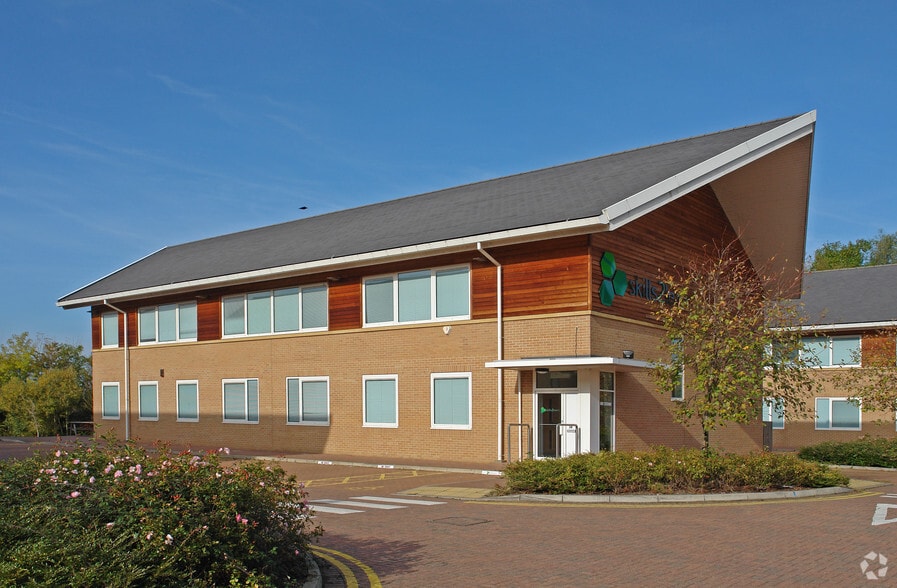 3-3B Opal Dr, Milton Keynes for sale - Primary Photo - Image 1 of 3