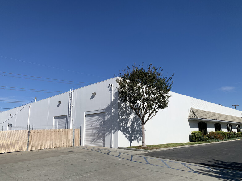 2710 S Main St, Santa Ana, CA for lease - Building Photo - Image 2 of 2