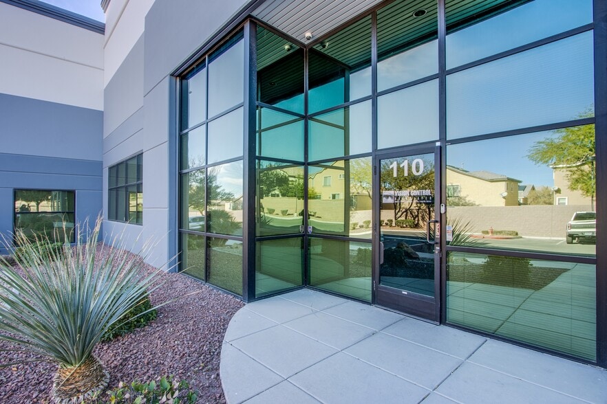 570 W Cheyenne Ave, North Las Vegas, NV for lease - Building Photo - Image 3 of 16