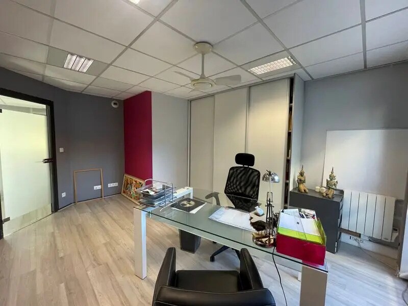Office in Lyon for lease Interior Photo- Image 1 of 3