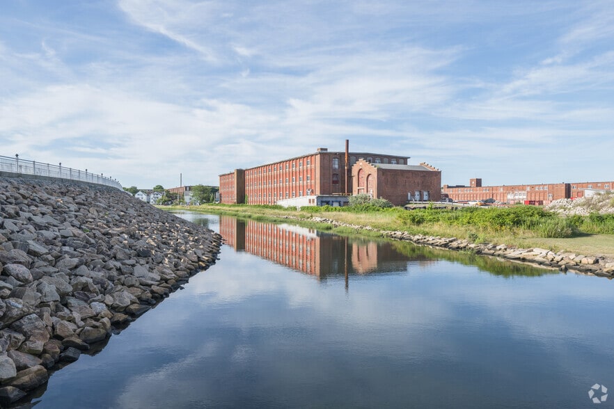 11 Cove St, New Bedford, MA for sale - Building Photo - Image 2 of 10