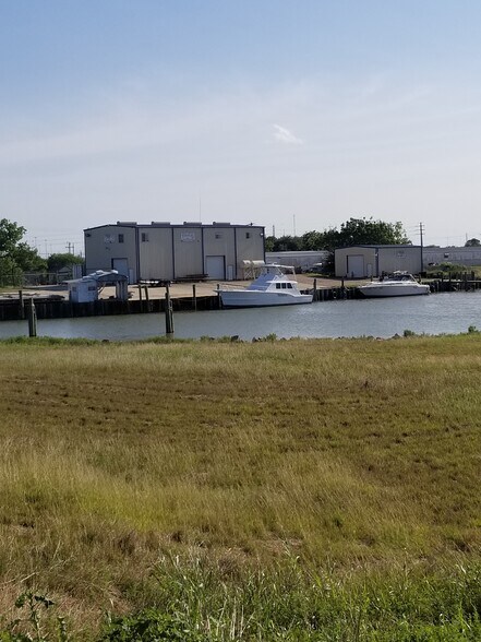 300 E Brazos St, Freeport, TX for sale - Building Photo - Image 1 of 1