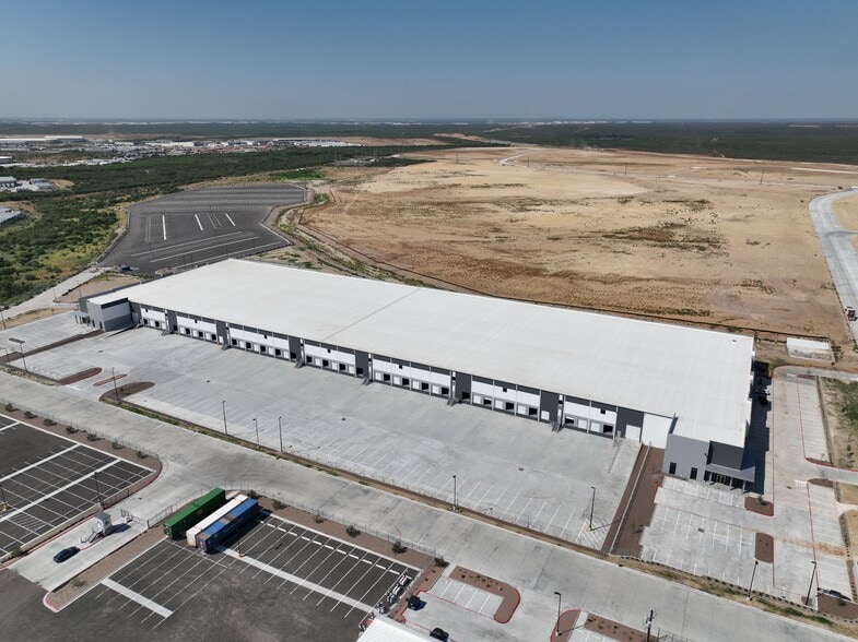 1203 Reuthinger Pky, Laredo, TX for sale - Building Photo - Image 2 of 15