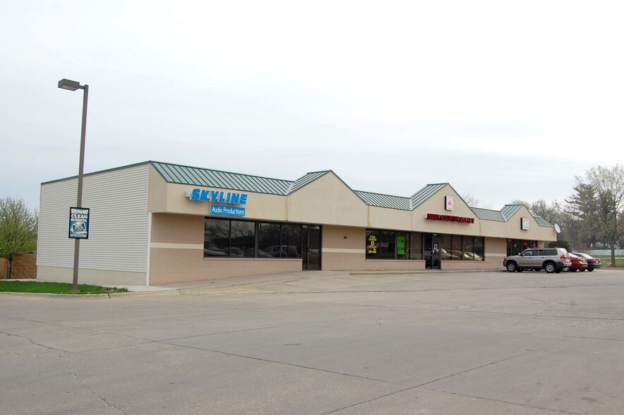 6781 Hickman Rd, Des Moines, IA 50322