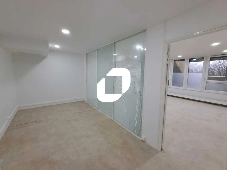 Office in Nanterre for lease - Building Photo - Image 2 of 20