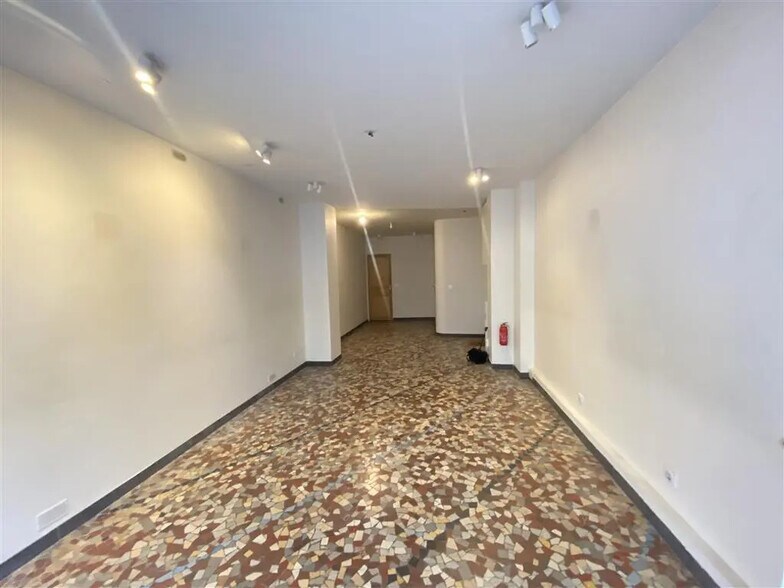 Retail in Paris for lease - Building Photo - Image 1 of 4