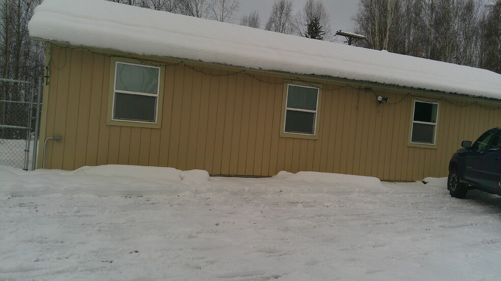 689 Whitney Dr, Fairbanks, AK for sale - Building Photo - Image 3 of 13