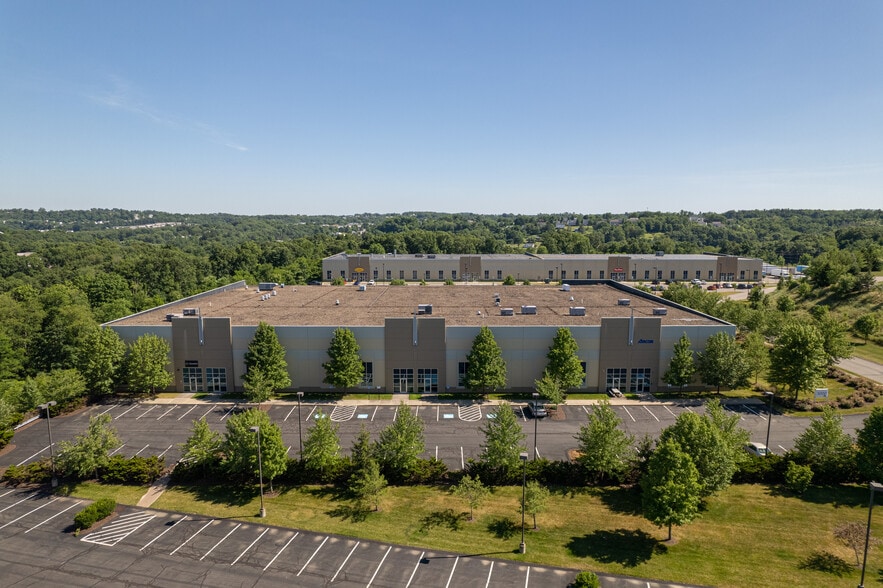 3000 McClaren Woods Dr, Coraopolis, PA for lease - Building Photo - Image 2 of 5