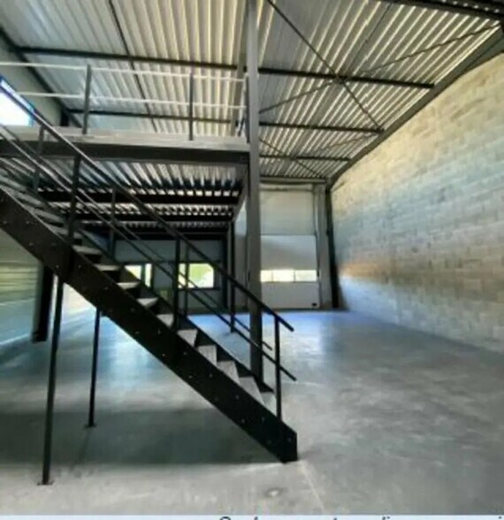 Flex in Valence for sale - Building Photo - Image 3 of 6