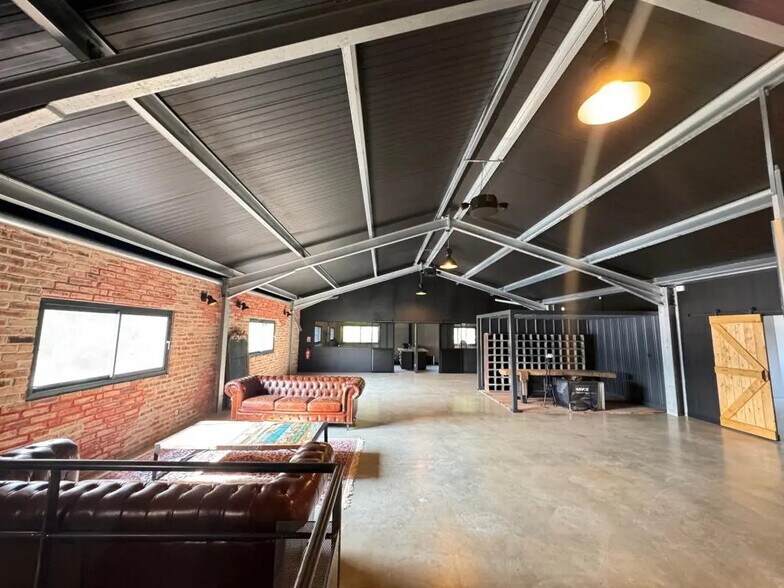 Office in Gémenos for lease - Interior Photo - Image 2 of 9