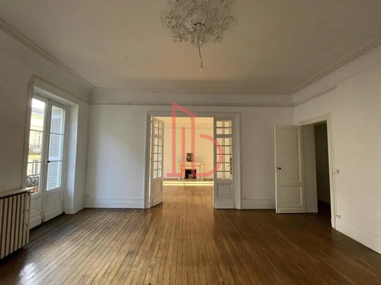 Office in Bordeaux for sale - Interior Photo - Image 1 of 6