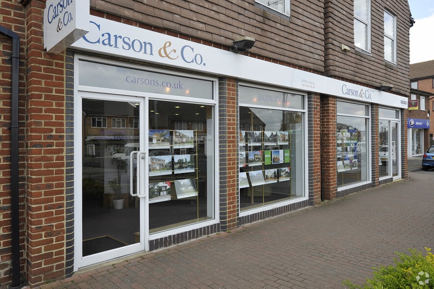 39 Guildford Rd, Lightwater for lease - Building Photo - Image 2 of 9