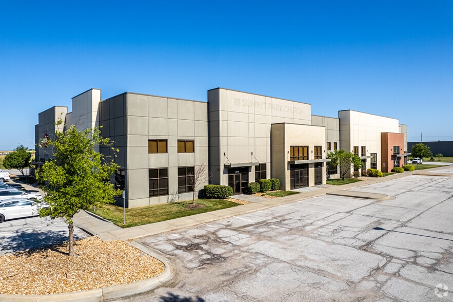 2810-2850 NE Independence Ave, Lee's Summit, MO for lease - Building Photo - Image 2 of 4