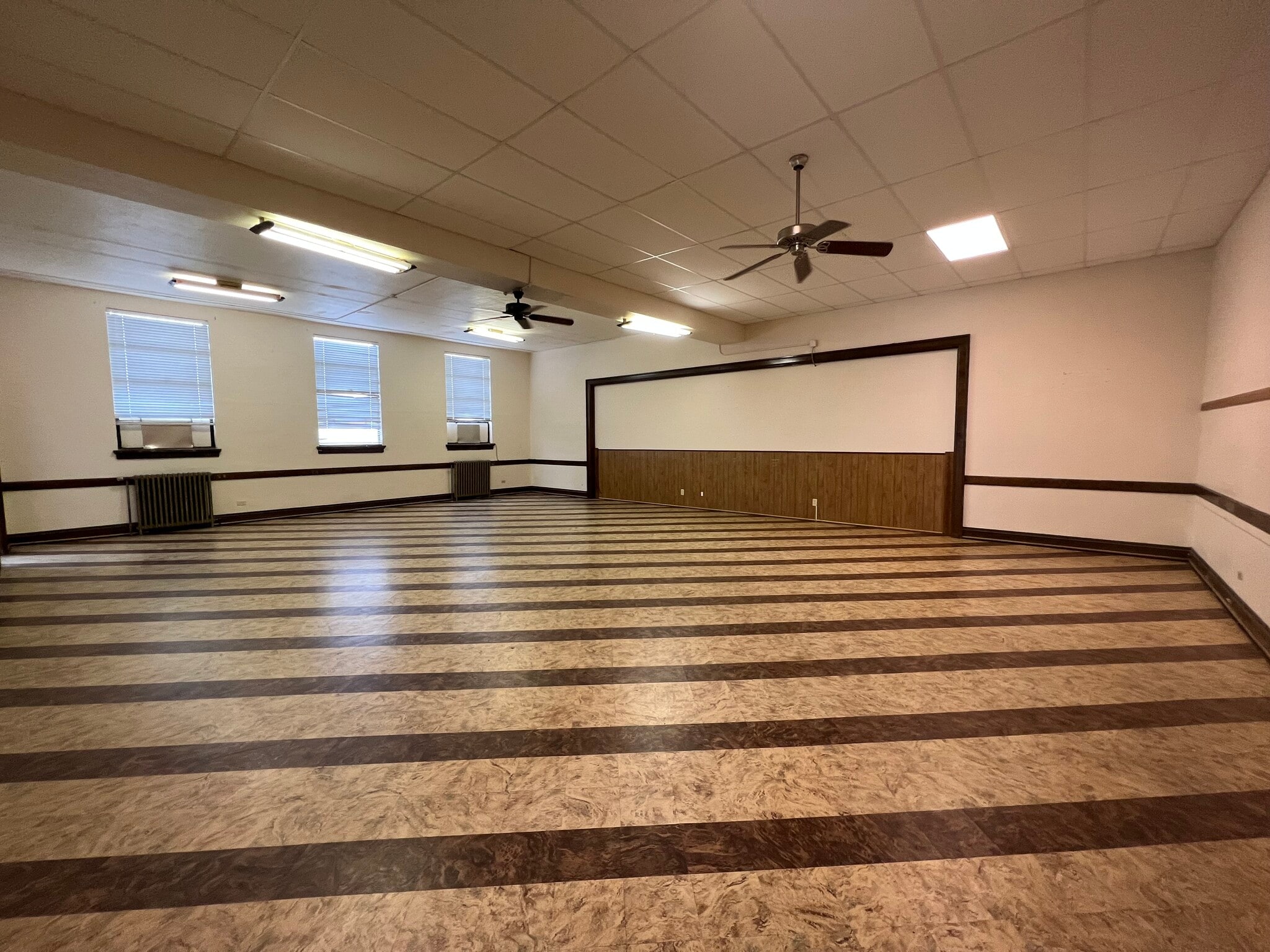 98 N Market St, Saint Clairsville, OH for lease Interior Photo- Image 1 of 4