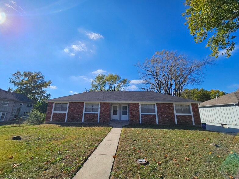 8404 Sterling Ave, Raytown, MO for sale - Primary Photo - Image 1 of 12