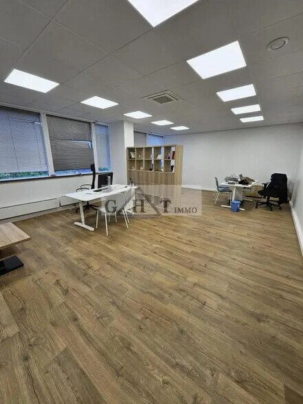 Office in Maisons-Alfort for lease - Interior Photo - Image 2 of 2