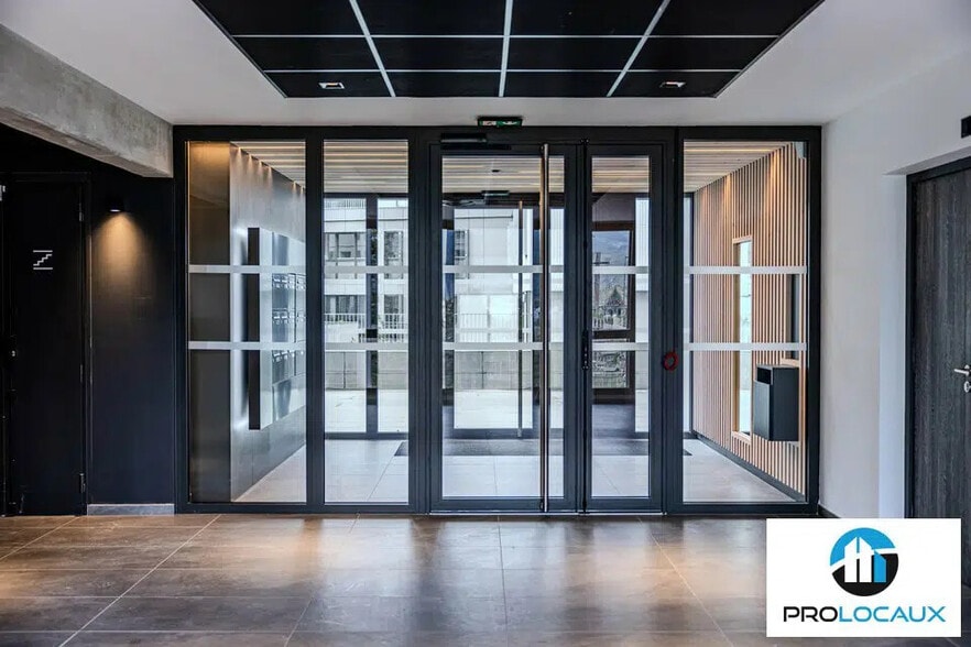 Office in Grenoble for lease - Lobby - Image 3 of 12