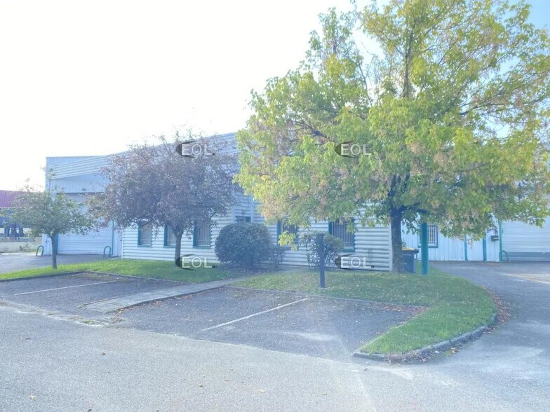 Industrial in Toussieu for lease - Building Photo - Image 2 of 16