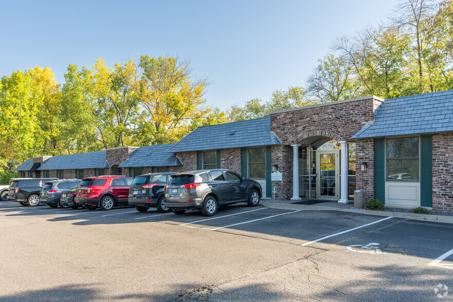 15600 Wayzata Blvd, Wayzata, MN for lease - Building Photo - Image 3 of 7