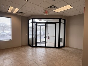 1752 Capital St, Elgin, IL for lease Interior Photo- Image 2 of 6