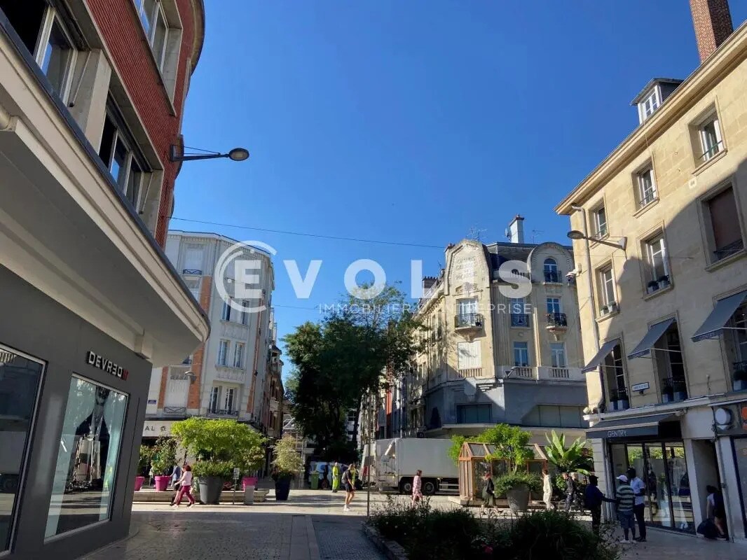 Retail in Amiens for lease Building Photo- Image 1 of 2