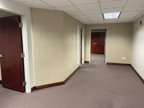 33 Airport Center Dr, New Windsor, NY for lease Interior Photo- Image 2 of 6