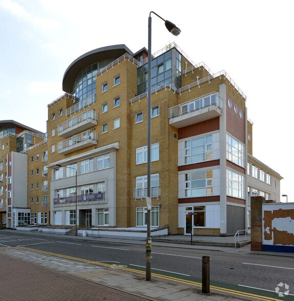 1622 Lombard Rd, London, LND SW11 3RB