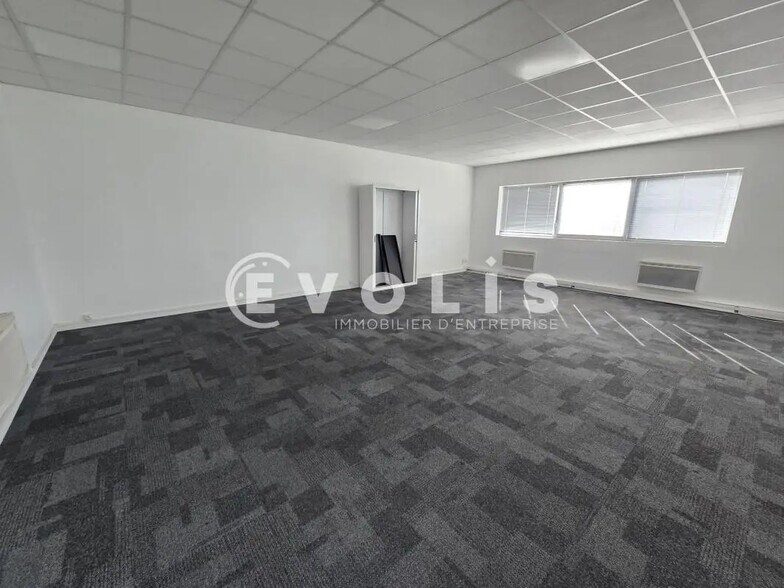 Flex in Villebon-sur-Yvette for lease - Interior Photo - Image 3 of 8