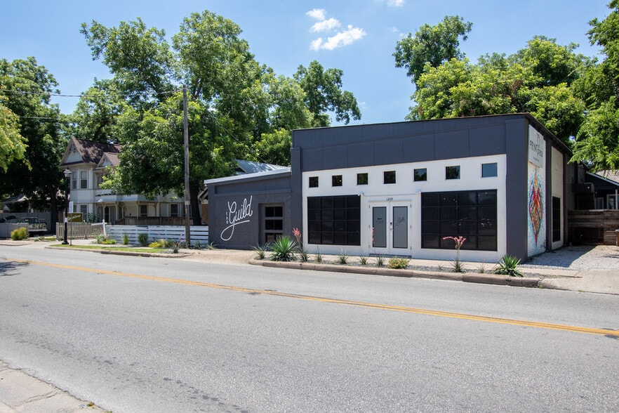 1209 E Cesar Chavez St, Austin, TX for lease - Building Photo - Image 2 of 19