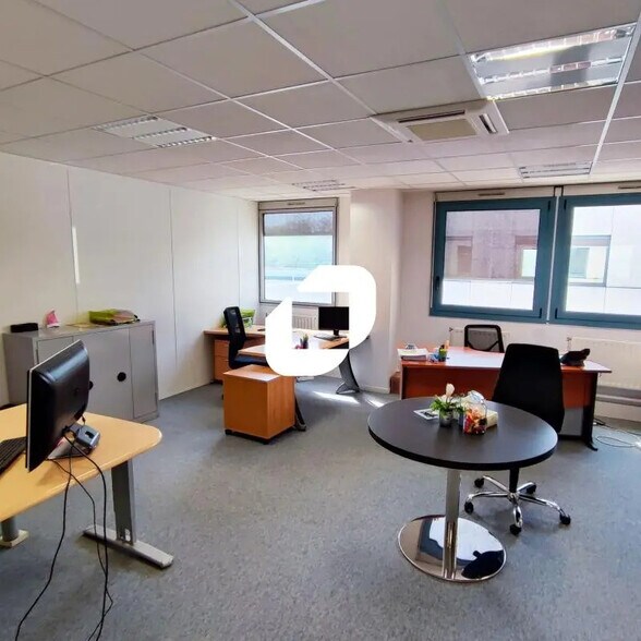 Office in Fontenay-sous-Bois for lease - Interior Photo - Image 2 of 9