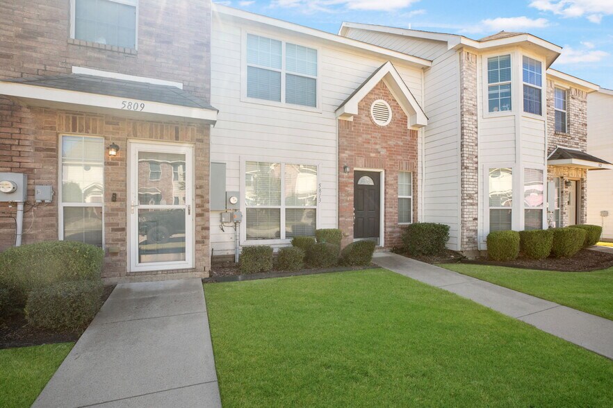 5813 Giddyup Ln, Fort Worth, TX for sale - Primary Photo - Image 1 of 3