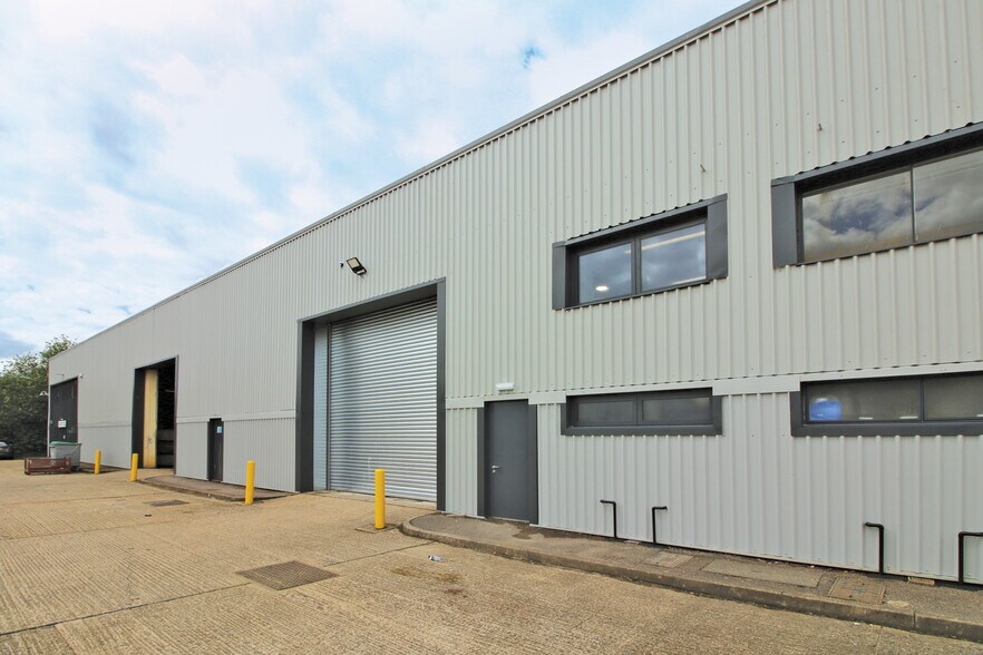 1-4 Cartwright Rd, Stevenage for lease - Building Photo - Image 3 of 5
