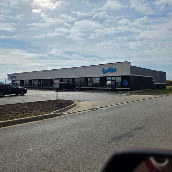 1006 Jc Pky, Bloomington, IL for lease - Building Photo - Image 2 of 5