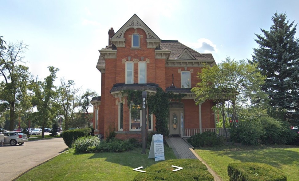 906 Brant St, Burlington, ON for sale - Primary Photo - Image 1 of 1