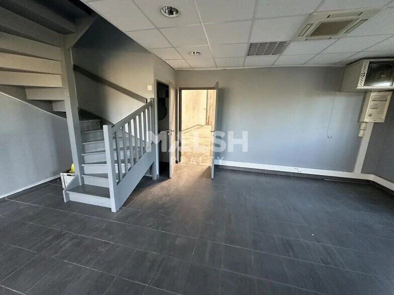 Office in La Verpillière for lease - Interior Photo - Image 2 of 9