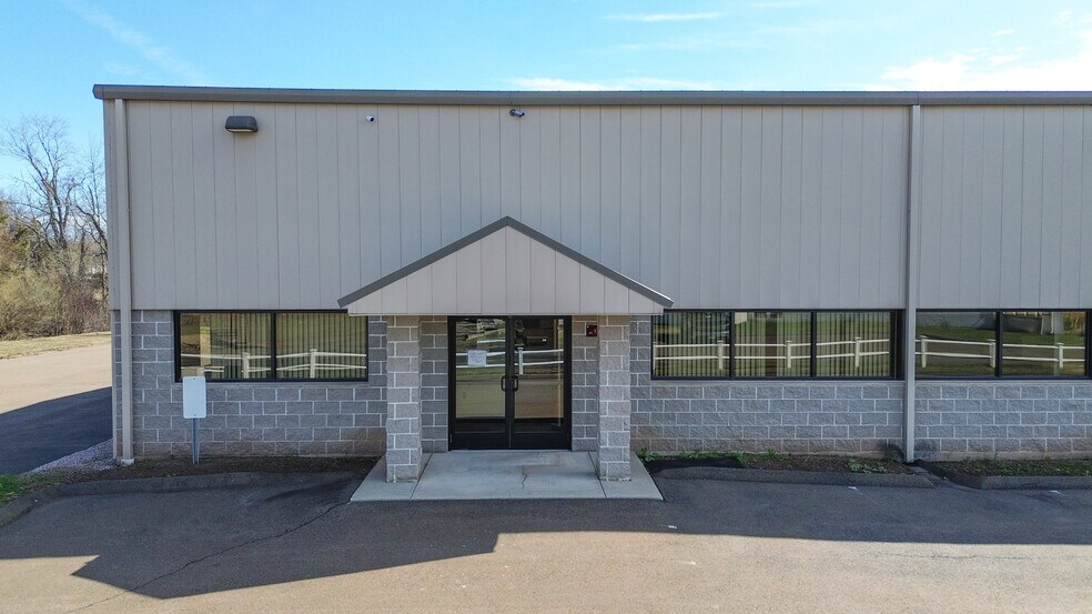 21 Thompson Rd, Branford, CT for lease - Primary Photo - Image 1 of 8