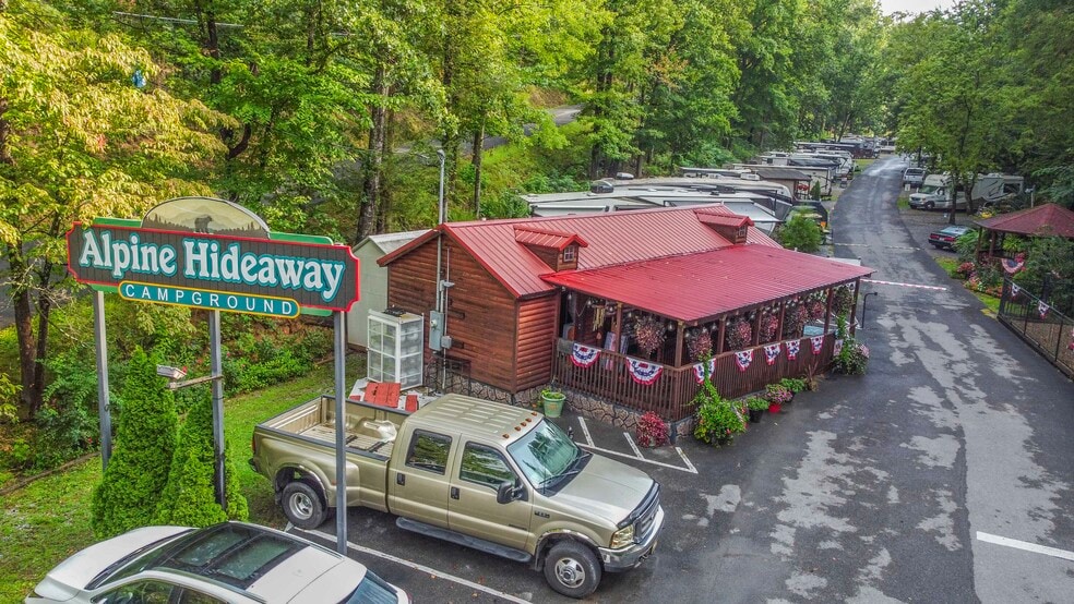 251 Spring Valley Rd, Pigeon Forge, TN for sale - Primary Photo - Image 1 of 53