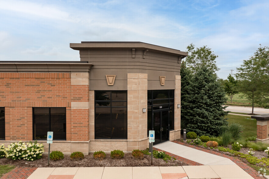 1752 Capital St, Elgin, IL for lease - Building Photo - Image 3 of 11