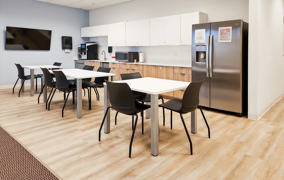 1412 S Legend Hills Dr, Clearfield, UT for lease - Interior Photo - Image 2 of 12