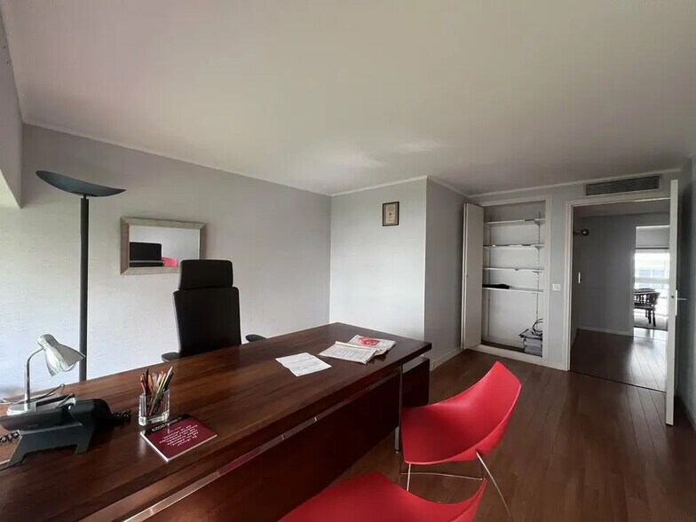 Office in Le Cannet for sale - Interior Photo - Image 2 of 6