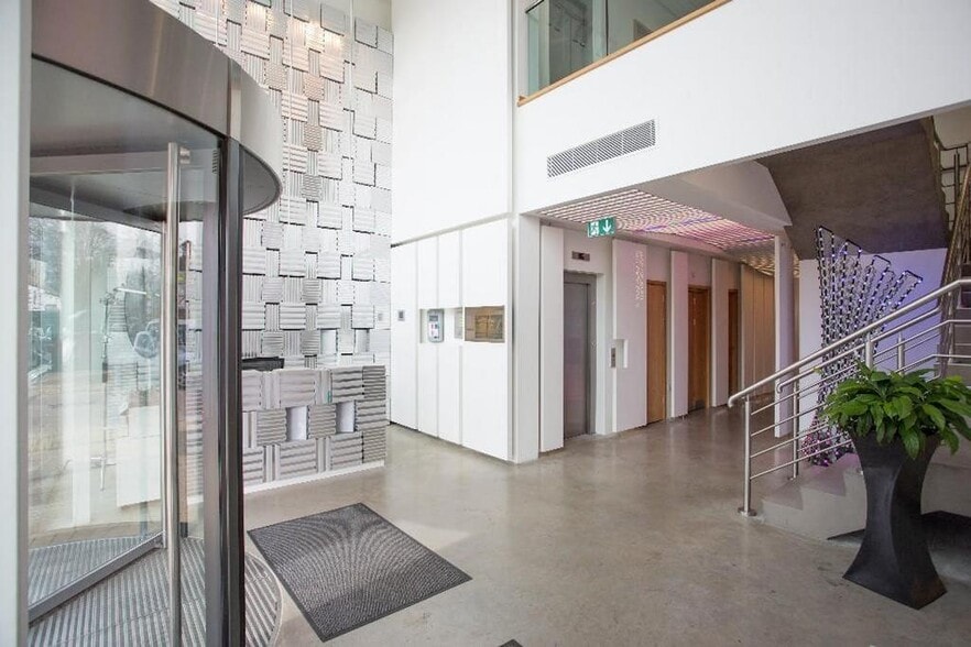 Chiltern Hl, Gerrards Cross for lease - Building Photo - Image 3 of 10