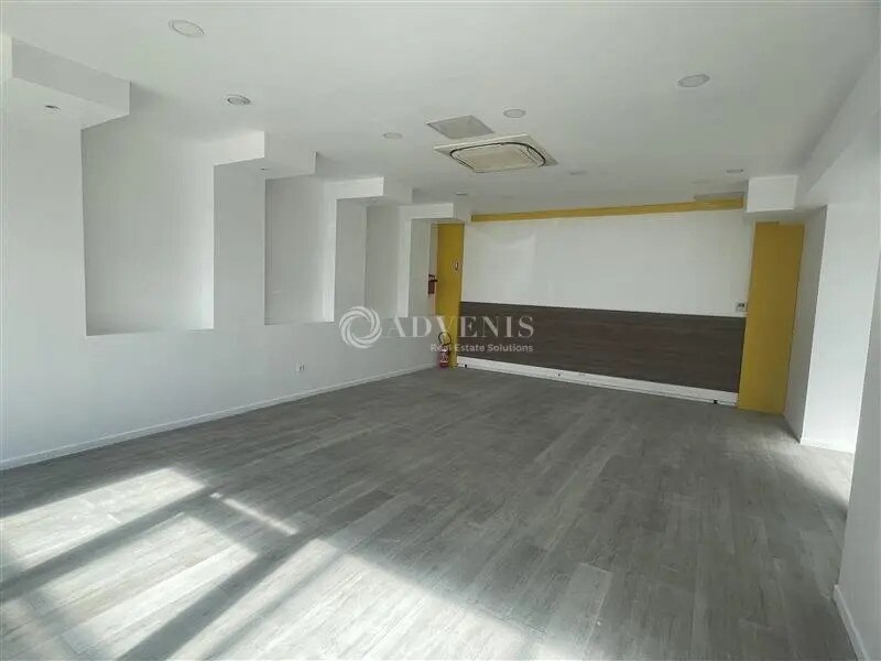 Retail in Tremblay-en-France for lease Interior Photo- Image 1 of 9