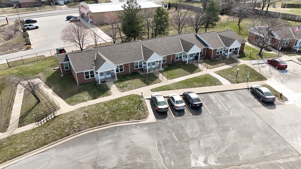 421 SE 21st St, Topeka, KS for sale - Primary Photo - Image 1 of 1