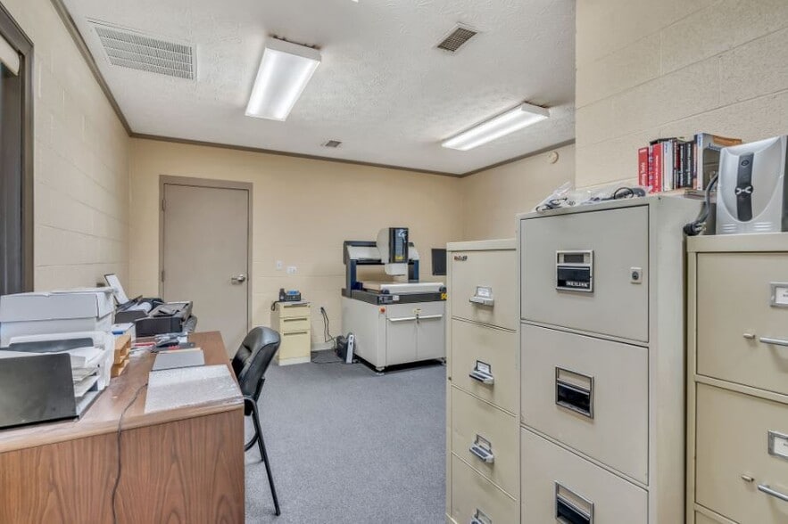 106 Tennsco Dr, Dickson, TN for sale - Interior Photo - Image 3 of 11