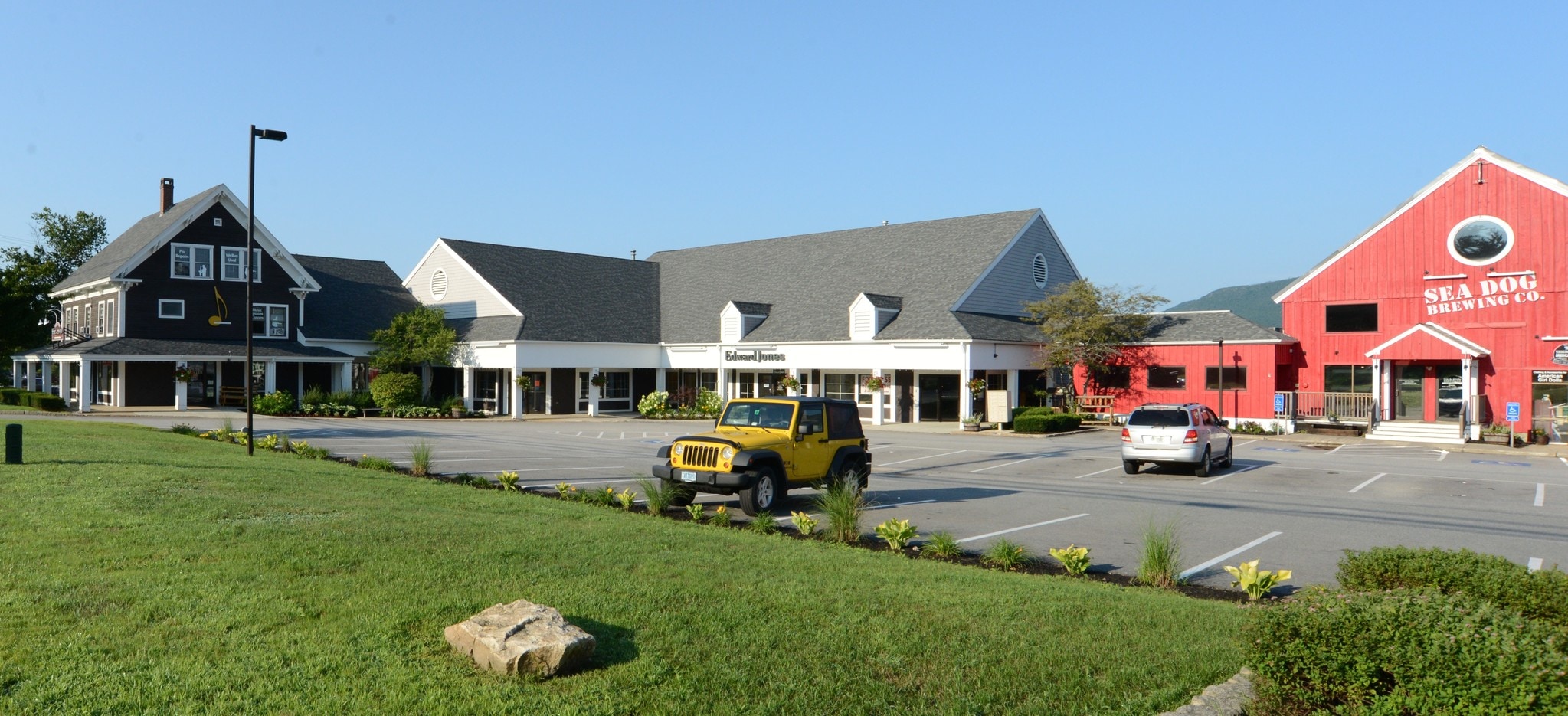 1976 White Mountain Hwy North Conway NH 03860 Red Barn Shopping