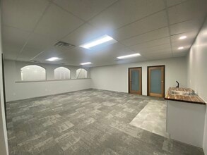 4420 NE Chouteau Tfwy, Kansas City, MO for lease Interior Photo- Image 1 of 10