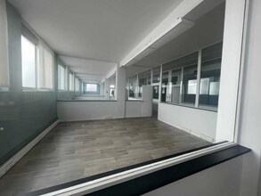 Office in Paris for lease Interior Photo- Image 2 of 4